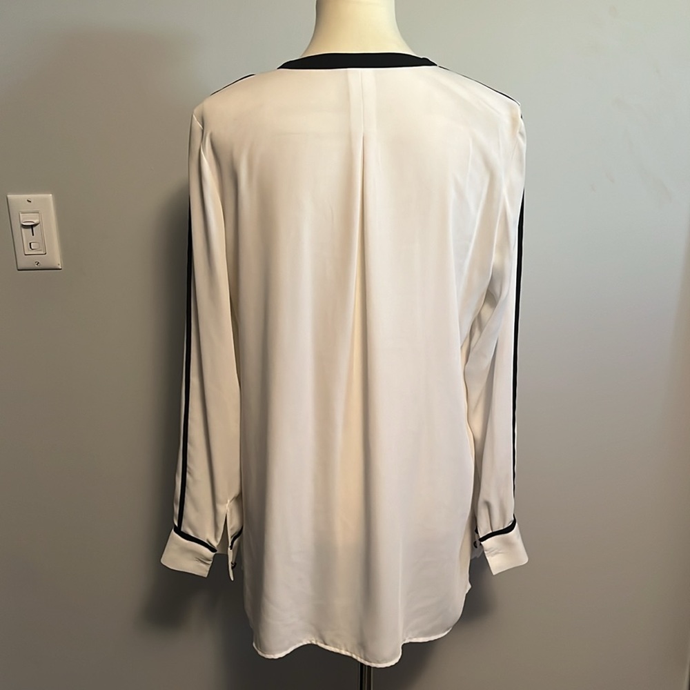 H&M — Black and White Contrast Top - Picture 2 of 3